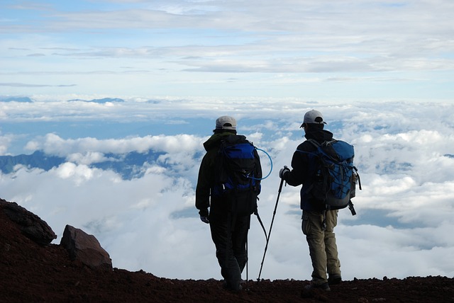 登山をしている２人組、リュックとトレッキングポールを持っている